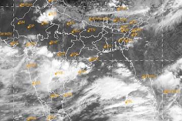 ঘূর্ণিঝড় সিত্রাং নিয়ে এই মুহূর্তের বড় আপডেট আবহাওয়া দফতরের! যা হতে চলেছে...
