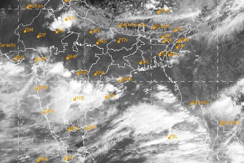বঙ্গোপসাগরের নিম্নচাপ ক্রমশ ওড়িশা উপকূলের কাছাকাছি অবস্থান করছে। ওড়িশা উপকূলে উত্তর-পশ্চিম বঙ্গোপসাগরে এটি কিছুটা দক্ষিণে ঝুঁকে রয়েছে। এই নিম্নচাপ আগামী ৪৮ ঘন্টায় এই নিম্নচাপ আরও শক্তিশালী হবে। মৌসুমী অক্ষরেখা রাজস্থানের জয়সালমীর থেকে কোটা- গুনা হয়ে রায়পুর ও ভবানীপাটনা হয়ে ওড়িশার নিম্নচাপের মধ্যে দিয়ে পূর্বমধ্য বঙ্গোপসাগর পর্যন্ত বিস্তৃত। আরব সাগর উপকূলে একটি অক্ষরেখা রয়েছে। এই অক্ষরেখা গুজরাত থেকে উত্তর কর্ণাটক পর্যন্ত বিস্তৃত। Photo Courtesy- IMD/Sattelite Image