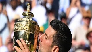 চ্যাম্পিয়ন ট্রফি হাতে জোকোভিচ চ্যাম্পিয়ন ট্রফি হাতে জোকোভিচ