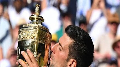 চ্যাম্পিয়ন ট্রফি হাতে জোকোভিচ চ্যাম্পিয়ন ট্রফি হাতে জোকোভিচ