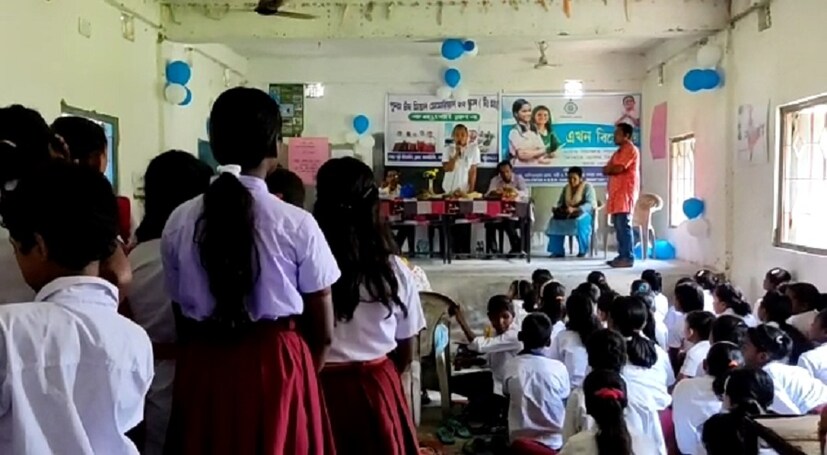 কন্যাশ্রী ক্লাবের মেন্টর ডঃ পার্থ সাহা কন‍্যাশ্রী ক্লাবের পক্ষ থেকে মেয়েদের বিভিন্ন বিষয়ে সচেতন করেন। এই অনুষ্ঠানে মেয়েদের স‍্যানিটারি প‍্যাড ভেন্ডিং ও তা নষ্ট করার জন‍্য ডিসপোজাল মেশিনের উদ্বোধন করা হয়। স্যানিটারি প্যাড ভেন্ডিং মেশিনের বিষয়ে আলিপুরদুয়ারবাসী আগে অবগত হলেও, স্যানিটারি প্যাড ডিসপোজাল মেশিনের ভাবনা এই প্রথম। শিক্ষক ডঃ পার্থ সাহা জানান, &quot;নারী স্বাস্থ্য ও নারী সুরক্ষা নিয়ে আলোচনা করা হয়।বিশেষ করে বাল্যবিবাহ আইন নিয়ে জানানো হয় পড়ুয়াদের।কন্যাশ্রী ক্লাবের উদ্দেশ্য মেয়েদের উচ্চশিক্ষাবিয়ে যাতে বাধা না হয়ে দাঁড়ায় সেদিকে নজর রাখা।&quot;(লেখা ও ছবি: অনন্যা দে) 