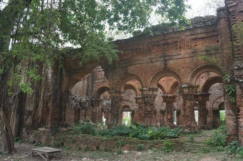 ব্রিটিশ বিরোধী আন্দোলনের পীঠ স্থান হওয়ায় মেদিনীপুরের কুখ্যাত জেলাশাসক পেডি রাজা সুরেন্দ্রনারায়ণকে নির্দেশ দিয়েছিলেন রাজপ্রাসাদ থেকে সত্যাগ্রহীদের তাড়িয়ে দিতে। কিন্তু রাজা রাজি না হওয়ায় পেডি তাঁকে বন্দি করেন এবং মেদিনীপুরে রওনা দেন। কিন্তু রাজাকে বন্দী বানানোর খবর ছড়িয়ে পড়ে দ্রুত। পাঁশকুড়ার চনশ্বরপুরে মুসলিম সম্প্রদায় তাঁদের রাস্তা আটকান। বাধা পেয়ে রাজাকে ফিরিয়ে এনে তমলুকের পায়রাটুঙ্গি ডাকবাংলোয় বন্দি করা হয়। পরে রাজাকে মেদিনীপুর সেন্ট্রাল ও দমদম জেলে পাঠানো হয়েছিল। ১৯৩৮ সালের ১১ এপ্রিল সুভাষচন্দ্র বসু তমলুকে এলেন। প্রথমে সভাস্থল ছিল রাখাল মেমোরিয়াল ময়দান। কিন্তু শাসকদের চাপে মালিক পক্ষ পিছিয়ে গেলেন। কংগ্রেস নেতারা দেখা করলেন রাজা সুরেন্দ্রনারায়ণের সঙ্গে। রাজবাড়ির প্রাচীণ আম ও গোলাপবাগান কেটে রাতারাতি সভার মাঠ তৈরি হল।  (লেখা ও ছবি: Saikat Shee)