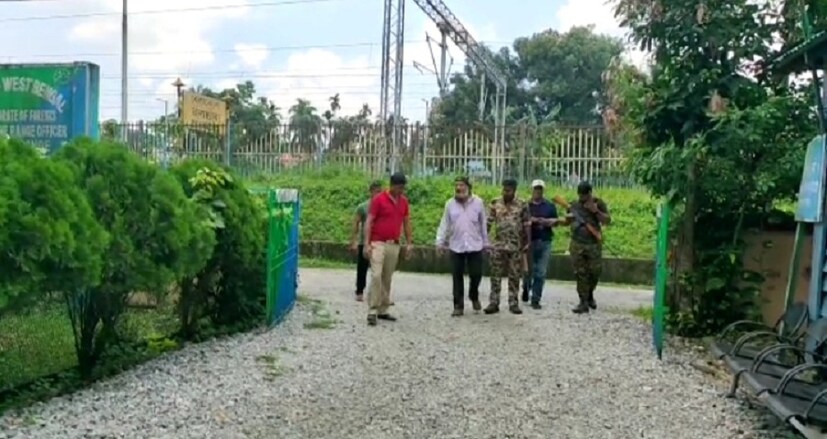ধৃতদের আগামীকাল জলপাইগুড়ি জেলা আদালতে পাঠানো হবে। এই প্রসঙ্গে উল্লেখ্য, জলপাইগুড়ি সহ ডুয়ার্সে কিছুদিন ধরেই জীবজন্তু পাচারের ছক ধরা পড়ছে। এর আগেও একাধিকবার এই ধরনের কাণ্ড ঘটেছে। (লেখা ও ছবি: গীতশ্রী মুখার্জি)