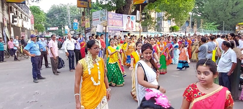 রথযাত্রার কেন্দ্র করে চিরাচরিত প্রথা অনুযায়ী মন্দির প্রাঙ্গনে মেলা বসে এবছরও তার ব্যতিক্রম হয়নি। (ছবি ও লেখা: কৌশিক অধিকারী)