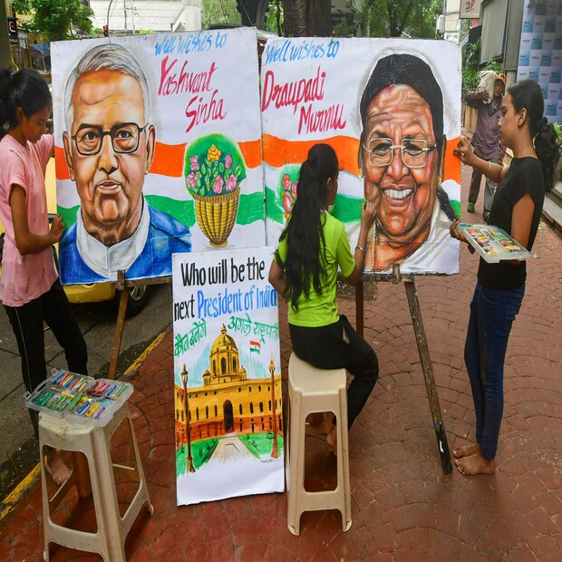 দেশের প্রথম আদিবাসী রাষ্ট্রপতি হিসেবে শপথ গ্রহণ করলেন দ্রৌপদী মুর্মু। একইসঙ্গে নতুন ইতিহাস লিখলেন তিনি। 