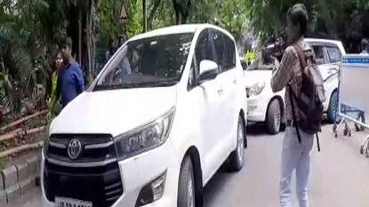 তল্লাশি অভিযানে বেরোলেন ইডি কর্তারা তল্লাশি অভিযানে বেরোলেন ইডি কর্তারা