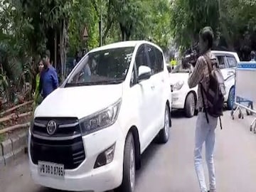 তল্লাশি অভিযানে বেরোলেন ইডি কর্তারা 