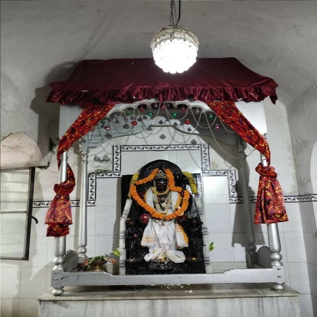 *দিঘা থেকে পঁচেটগড়ের অবস্থান মাত্র ৪৭ কিলোমিটার। দিঘা ফেরার পথে অথবা এখান থেকে দিঘাও ঘুরতে যাওয়া যায়। তাহলে আর উইকেন্ডে শুধু দিঘা কেন দিঘার পাশাপাশি প্রাচীন রাজবাড়ীর ইতিহাস ছুঁয়ে আসা যাক এই রাজবাড়ির সদস্য ফাল্গুনী নন্দন দাস মহাপাত্র এই হোমস্টের তত্ত্বাবধানে রয়েছেন।
