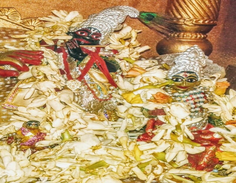*স্থাপত্য শিল্পকলার দিক থেকে বিভিন্ন মন্দির ও বিভিন্ন স্থাপত্য বিভিন্ন স্থাপত্য ঘরানার নিদর্শন পাওয়া যায় পঁচেট গড়ে। বাংলার পঞ্চরত্ন স্থাপত্যকলা থেকে ওড়িশার রথ দেউল স্থাপত্য কলা এবং দক্ষিণ ভারতীয় স্থাপত্যকলার নিদর্শন পাওয়া যায়। এ ছাড়াও বিভিন্ন স্থাপত্য পাশ্চাত্য রীতির নিদর্শন পাওয়া যায়।