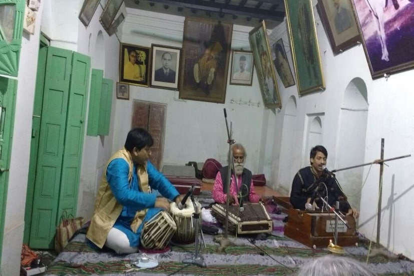 *পঁচেট গড় এক সময় ভারতীয় ভক্তি সঙ্গীত ও কীর্ত্তনের প্রধান পৃষ্ঠপোষক ছিল। যদু ভট্ট (যদুনাথ ভট্টাচার্য) বাংলার অন্যতম 'বিষ্ণুপুর ঘরানা' থেকে বেরিয়ে আসা সবচেয়ে বিখ্যাত সঙ্গীতজ্ঞ। যদু ভট্ট পঞ্চেতগড়ের রাজবাড়ির প্রধান সঙ্গীতজ্ঞ ছিলেন কিছু সময়ের জন্য। তিনি পঞ্চেতগড় রাজপরিবারের কিছু সদস্যকে সঙ্গীতও শিখিয়েছিলেন।