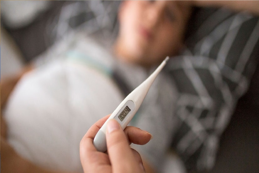 h1n1 ফ্লু বা অন্যান্য ভাইরাল ফিভারের পাশাপাশি চিন্তা বাড়াচ্ছে ডেঙ্গিও। কোন জ্বরের ক্ষেত্রে কী কী উপসর্গ থাকবে? সেলফ মেডিকেশন কতটা সুরক্ষিত? কী করবেন কী করবেন না, জানাচ্ছেন বিশিষ্ট চিকিৎসকরা। 