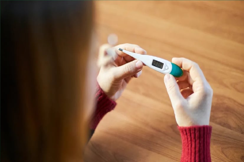 *ম্যালেরিয়া জ্বর (Malaria Fever): ম্যালেরিয়া সাধারণত পরজীবী বা প্যারাসাইটের কারণে হতে পারে। আসলে সংক্রমিত কোনও মশার কামড়ের ফলে মানুষের শরীরে ম্যালেরিয়া বাসা বাঁধতে পারে। এর উপসর্গগুলির মধ্যে অন্যতম হল তীব্র কাঁপুনি, মাথা ব্যথা, সারা শরীরে ব্যথা ইত্যাদি। কোভিডের মতোই ম্যালেরিয়া কিন্তু প্রাণঘাতী হয়ে উঠতে পারে। আর ম্যালেরিয়া জটিল আকার ধারণ করলে মস্তিষ্ক ক্ষতিগ্রস্ত হতে তো পারেই। সেই সঙ্গে শ্বাসকষ্ট, লো ব্লাড সুগার এমনকী অঙ্গপ্রত্যঙ্গ পর্যন্ত বিকল হয়ে যেতে পারে। প্রতীকী ছবি। 