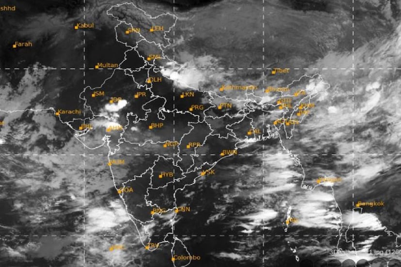 IMD -র  ওয়েদার আপডেট বা আবহাওয়ার পূর্বাভাস অনুযায়ি উত্তর পশ্চিম আরব সাগরে হাওয়ার গতি ৪০ -৫০ কিমি থেকে ৭০ কিমি প্রতি ঘণ্টা গতিতে অবধি পৌঁছতে পারে৷ পশ্চিম মধ্য আরব সাগরের ওপরে ৪৫ থেকে ৫৫  কিলোমিটার গতি থেকে সর্বাধিক ৬৫ কিলোমিটার গতি অবধি হাওয়া বইবে৷ কর্ণাটকের উপকূলে হাওয়ার গতি ৪০ থেকে ৫০ কিলোমিটার অবধি হবে৷   এদিকে মৎস্যজীবিদের সমুদ্রে না যেতে বলা হয়েছে৷  Photo Courtesy/ IMD Sattellite Image  