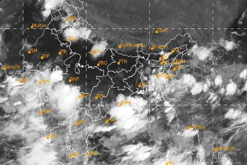 এদিকে দক্ষিণবঙ্গের একাধিক জেলাতেই এদিন এই ধরণেরই আবহাওয়া থাকবে৷ ওড়িশা উপকূলে তৈরি হওয়া ঘূর্ণাবর্তের জেরে সম্ভবত বুধবার বৃষ্টির পরিমাণ একধাক্কায় বেশ খানিকটা বাড়তে চলেছে৷  Photo Courtesy -IMD/Sattelite Image