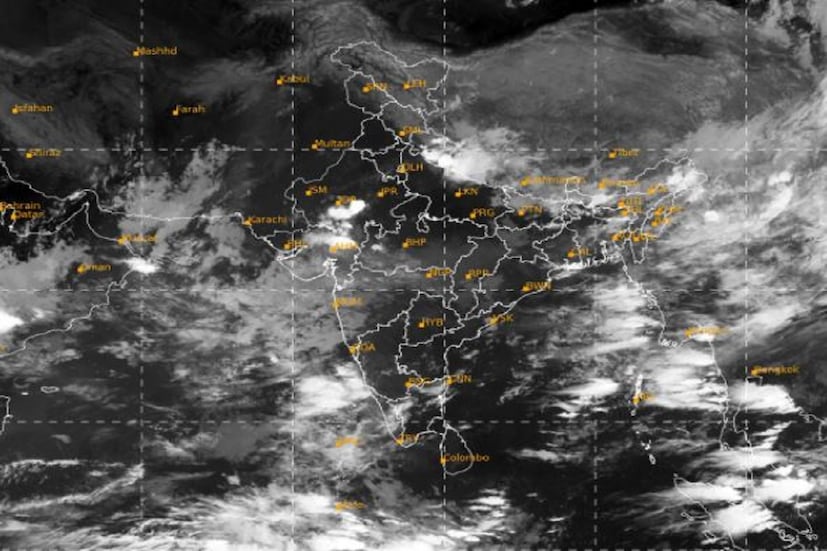 মৌসম বিভাগ বা আইএমডি-র পূর্বাভাস অনুযায়ি ১৮ জুলাই অরুণাচল প্রদেশ, অসম, মেঘালয়, বিদর্ভের আলাদা আলাদা জায়গায় ভারী থেকে অতি ভারী বৃষ্টির সম্ভবনা জারি রয়েছে৷ এছাড়া নাগাল্যান্ড , মণিপুর, মিজোরাম, ত্রিপুরার মতো উত্তর পূর্ব ভারতের রাজ্য ছাড়া ওড়িশা, হিমালয়ের পাদদেশের পশ্চিমবঙ্গ, হিমাচল প্রদেশ, উত্তরাখণ্ড, পূর্ব রাজস্থান, মধ্যপ্রদেশ, ছত্তিশগড়, মধ্য মহারাষ্ট্র, কোঙ্কন, গোয়া. মারাঠবাড়া, গুজরাত, তামিলনাড়ু, পুদুচেরি, করাইকল, কেরল, মাহে , তটবর্তী এবং দক্ষিণ কর্ণাটক, তেলেঙ্গানার বিভিন্ন জায়গায় ভারী বৃষ্টি হবে৷ Photo Courtesy/ IMD Sattellite Image  