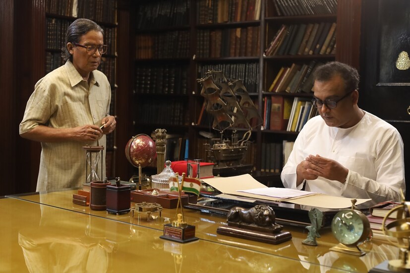 শ্য়ুটিং সেটে পরমব্রতর সঙ্গে আরও এক অভিনেতাকে দেখা গিয়েছে, সুজন মুখোপাধ্যায়। এক রাজনৈতিক নেতার চরিত্রে দেখা যাবে অভিনেতাকে