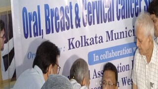 মেয়র ফিরহাদ হাকিমকে পরীক্ষা করছেন চিকিৎসকরা৷ 