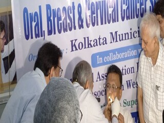 মেয়র ফিরহাদ হাকিমকে পরীক্ষা করছেন চিকিৎসকরা৷ 