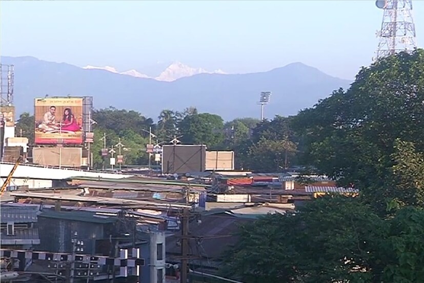 *ঘোর বর্ষাতে অপরূপা কাঞ্চনজঙ্ঘা। 