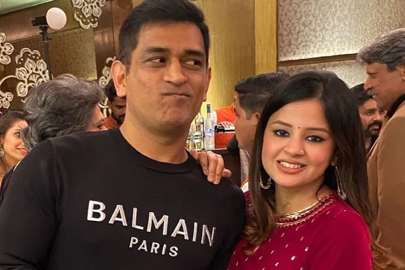 শুধু হোটেল,পোল্ট্রি ফার্মিং, অর্গানিক ফার্মিং-এর মতো ব্যবসাই করছে না, অনেক কোম্পানিতে বিনিয়োগও করেছে। তাঁর পোর্টফোলিওতে বেশ কিছু স্টার্টআপ রয়েছে৷  নিজের শহর রাঁচিতে একটি হোটেল খুলেছেন মহেন্দ্র সিং ধোনি। নিজেই রাঁচিতে, তিনি তার ৪০ একর খামারে জৈব চাষ করেন। ধোনি পোল্ট্রি ফার্মিংও করেন এবং কড়কনাথ প্রজাতির মুরগি পালন করেন। এছাড়া তার নিজস্ব একটি প্রোডাকশন হাউসও রয়েছে। ধোনি জিমেও বিশাল বিনিয়োগ করেছেন৷  স্পোর্টসফিট ওয়ার্ল্ড নামে সারা দেশে ২০০ টি-র বেশি জিম রয়েছে। মাহি  দক্ষিণ ভারতীয়  অভিনেতা আক্কিনেনি নাগার্জুনের সঙ্গে পার্টনারশিপে রেসিং টিম ইন্ডিয়া চালান৷