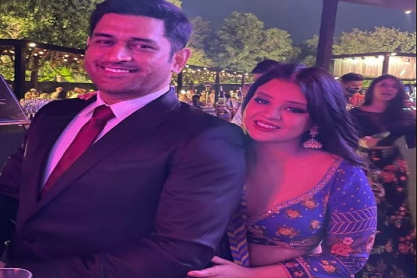 কারস 24 এছাড়াও পোর্টফোলিও অন্তর্ভুক্ত মহেন্দ্র সিং ধোনি Cars 24 ইনভেস্টমেন্ট করেছেন,  এই কোম্পানি যেখানে পুরনো ও ব্যবহৃত গাড়ি ক্রয় এবং বিক্রি হয়। এই ধরণের ব্যবসায়ে এটা একেবারে প্রথম শ্রেণীর কোম্পানি৷ ২০১৯ সালে মাহি এই কোম্পানির ব্র্যান্ড অ্যাম্বাসডর হন। তবে Cars 24-এ ধোনি কত হাজার কোটি বিনিয়োগ করেছেন তা সামনে আসেনি৷