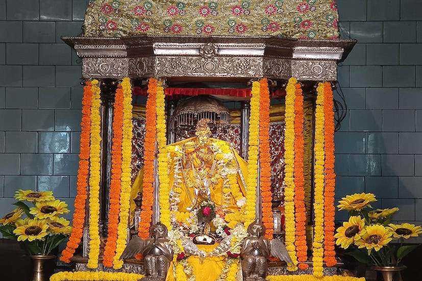 *মন্দিরের প্রবেশের পর হাতের ডানদিকে রয়েছে শিব-পার্বতীর মুর্তি। এটিকেও কিছু পাথরের ওপর বসানো হয়েছে। কাঠামিয়া মন্দিরের মধ্যে মদনমোহন বাড়ির সমস্ত মাটি দিয়ে তৈরি মূর্তির পুজো করা হয়।