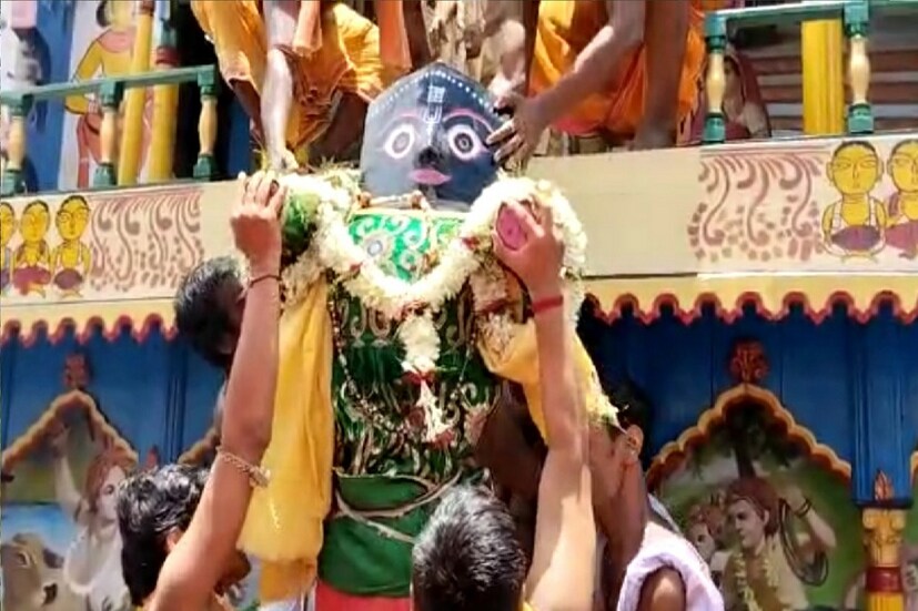 *এবার ফেরার পালা। আটদিন মাসির বাড়িতে কাটিয়ে নিজের বাড়িতে ফেরার পালা। আজ উল্টো রথ। উল্টো রথের দড়িতে টান পড়ার আগেই নিয়ম মেনে রথে চড়ে বসলেন জগন্নাথ দেব। পূর্ব মেদিনীপুর জেলার অন্যতম প্রাচীন ও ঐতিহ্যবাহী মহিষাদলের রথ যাত্রা। মহিষাদল রথ যাত্রার বয়স প্রায় আড়াইশো বছর। জনপ্রিয়তার নিরিখে পুরীধামের জগন্নাথ দেবের ও হুগলির মাহেশের রথের পর মহিষাদলের রথের নাম আসে। করোনা ভীতি কাটিয়ে দু'বছর পর এ বছর রথযাত্রা শুরু হয় ১ জুলাই শুক্রবার। নিয়ম মেনে ৯ জুলাই উল্টোরথ, রথযাত্রা উৎসবের শেষদিন। প্রতিবেদন ও ছবি: সৈকত শী। 