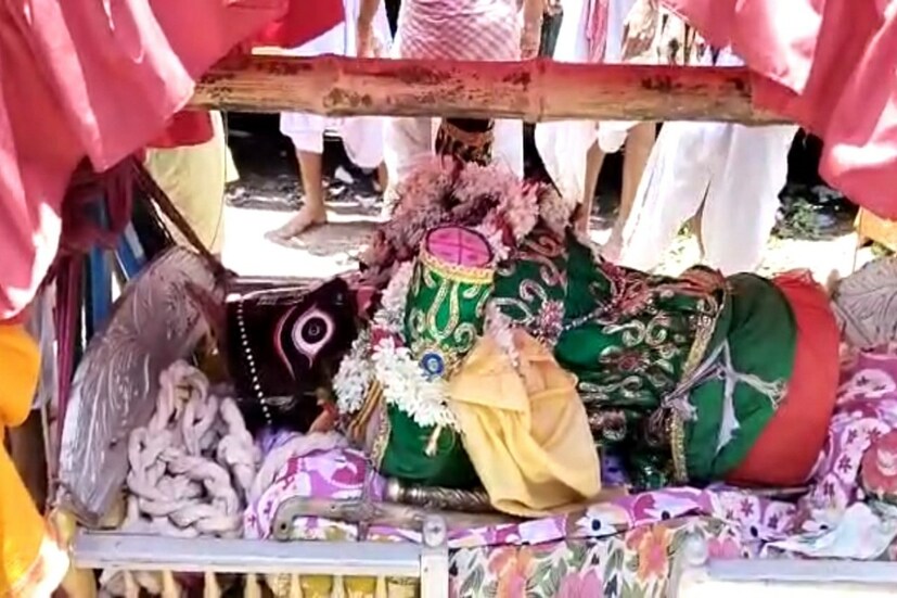 *রথের দিন মহিষাদলে প্রায় এক লক্ষ পুণ্যার্থীর সমাগম ঘটেছিল। উল্টো রথের দড়িতে টান দেওয়ার জন্যে বহু বহু পুণ্যার্থী ইতিমধ্যেই মহিষাদল হাজির হয়েছে। রথ পরিচালন কমিটি ও প্রশাসন মনে করছে এদিনও উল্টো রথে মহিষাদলে বহু মানুষের সমাগম ঘটবে। যাতে কোনো অপ্রীতিকর ঘটনা না ঘটে সেই মত তৎপর প্রশাসন। উল্টো রথযাত্রার আগে ঝাঁট দিয়ে গোটা মাঠ পরিস্কার করা হয়, ঝাঁট দেন মহিষাদলের বিধায়ক তথা রথ পরিচালন কমিটির সভাপতি তিলক চক্রবর্তী নিজেও।