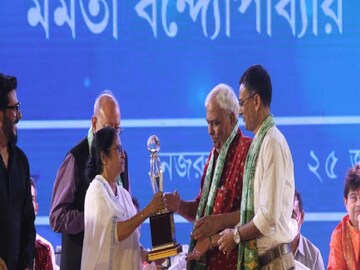 মুখ্যমন্ত্রীর মমতা বন্দ্যোপাধ্যায়ের হাত থেকে বঙ্গবিভূষণ সম্মান পায় ইস্টবেঙ্গল