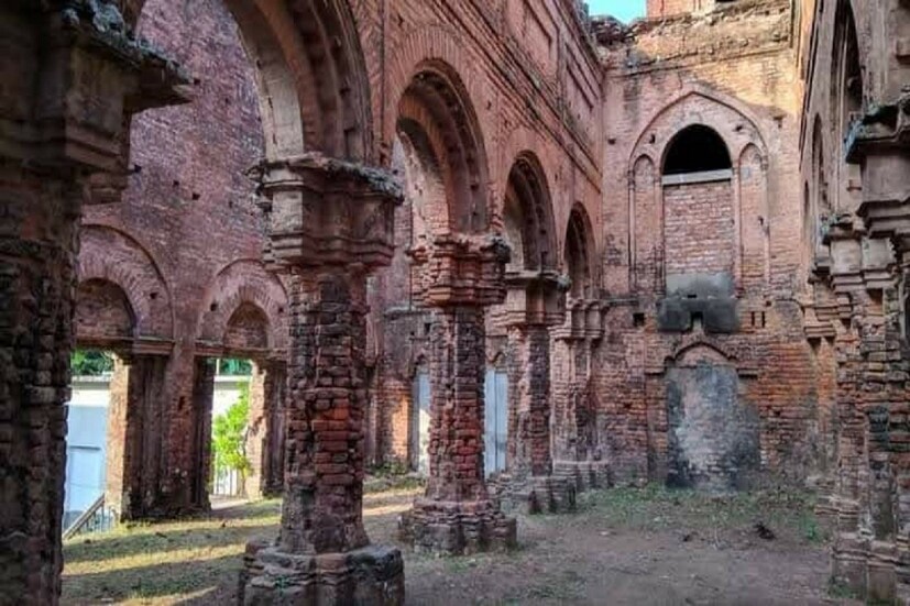 মহাভারত থেকে আজকের ভারত চলমান ইতিহাসের সাক্ষী তাম্রলিপ্ত রাজবাড়ি। রাজবাড়ির ইট পাঁজরে গাঁথা রয়েছে সেই ইতিহাস। মহাভারতের কুরুক্ষেত্রের যুদ্ধ থেকে ভারতের স্বাধীনতা আন্দোলনের সংগ্রামী ইতিহাসের নানা পর্বের সঙ্গে যুক্ত ময়ূর রাজবংশের রাজপুরুষেরা। এক সময়ে স্বাধীনতা আন্দোলনের পীঠস্থান ছিল এই রাজবাড়ি। প্রায় পাঁচ হাজার বছরে বহমান কালের নানান ইতিহাসের সাক্ষী তাম্রলিপ্ত রাজবাড়ি। বর্তমানে ভগ্নপ্রায় রাজবাড়ির আনুমানিক বয়স প্রায় চারশো বছরের কাছাকাছি।(লেখা ও ছবি: Saikat Shee)