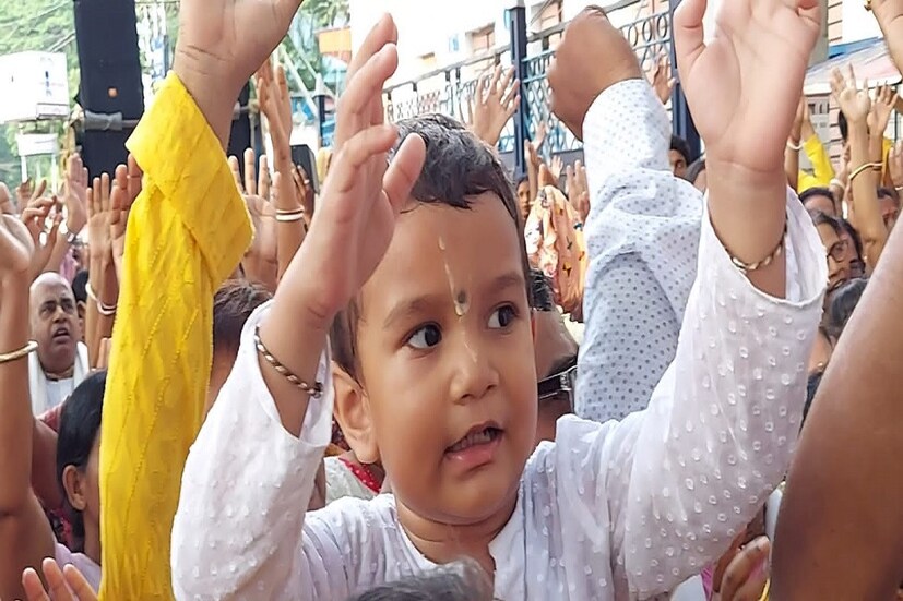 শুক্রবার রথযাত্রা । জগন্নাথ, বলরাম এবং সুভদ্রা কে নিয়ে বিভিন্ন জায়গায় প্রাচীন রথ পরিক্রমা চলছে। পুরীর পাশাপাশি গোটা মুর্শিদাবাদ জেলা জুড়ে রথযাত্রা উৎসবে সামিল হল জেলাবাসী ।  মুর্শিদাবাদ জেলার সদর শহর বহরমপুরে ইসকনের রথযাত্রায় আপামর জেলাবাসী মেতে ওঠে। (ছবি ও লেখা: কৌশিক অধিকারী)