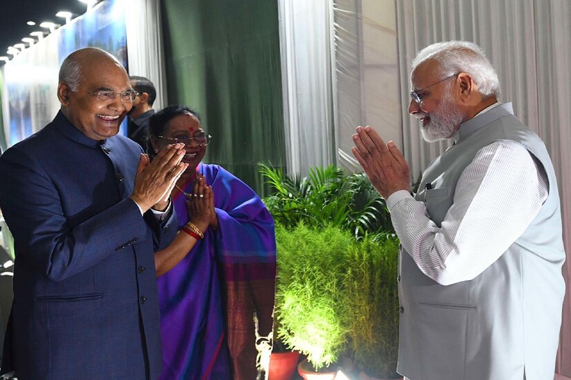 *রাম নাথ কোবিন্দের সঙ্গে বিদায়ী নৈশভোজে নরেন্দ্র মোদি। আজ ২২ জুলাই, সন্ধ্যায় নয়াদিল্লির হোটেল অশোকায় বিদায়ী রাষ্ট্রপতির জন্য নৈশভোজের আয়োজন করেছিলেন প্রধানমন্ত্রী নরেন্দ্র মোদি। সেখানে সস্ত্রীক উপস্থিত হন রাম নাথ কোবিন্দ।