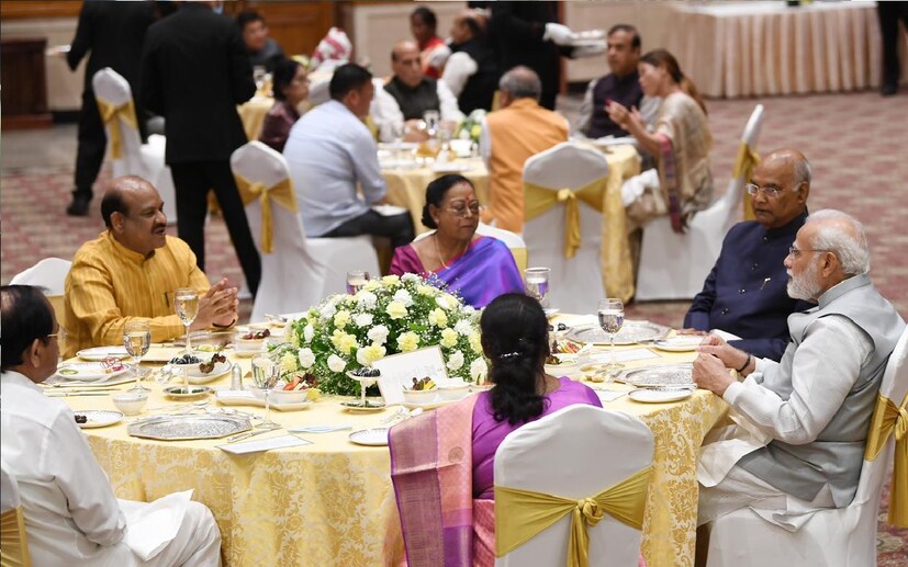 *এ দিনের সন্ধ্যার পরিবেশ ছিল অন্যান্য দিনের থেকে অনেকটাই আলাদা। সারা দেশের বিভিন্ন রাজ্য থেকে বিভিন্ন দলের প্রতিনিধিরা নয়াদিল্লির হোটেলে নৈশভোজে যোগ দেন। সেখানে সংখ্যালঘু সম্প্রদায়ের প্রতিনিধিরাও ছিলেন। পদ্মশ্রী, পদ্ম ভূষণ এবং পদ্ম বিভূষণ সম্মান প্রাপকেরাও এ দিনের সন্ধ্যায় আমন্ত্রিত ছিলেন।  