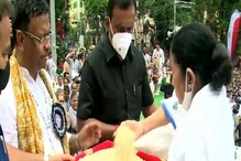 মমতার নতুন স্লোগান, "আমাদের মুড়ি ফিরিয়ে দাও, নইলে বিজেপি বিদায় নাও" মমতার নতুন স্লোগান, "আমাদের মুড়ি ফিরিয়ে দাও, নইলে বিজেপি বিদায় নাও"