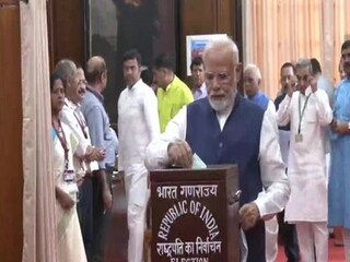 ভোট দিচ্ছেন প্রধানমন্ত্রী নরেন্দ্র মোদি৷ Photo-ANI