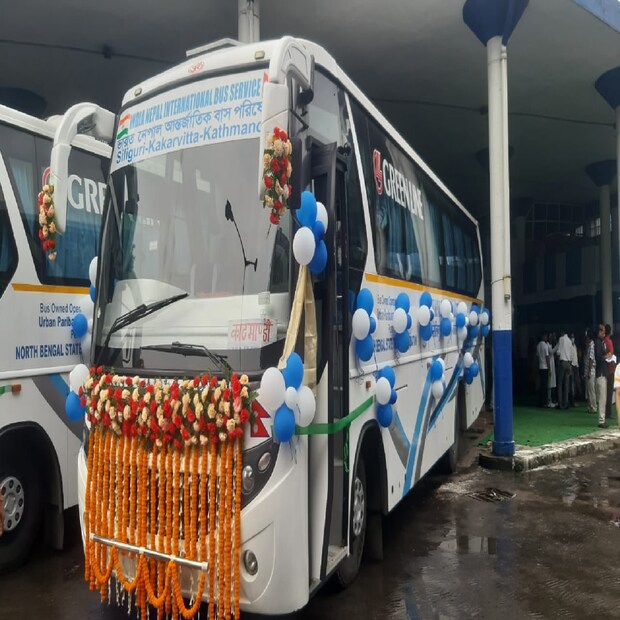 পূর্ব ঘোষণা মতোই আজ থেকে শুরু হল শিলিগুড়ি থেকে কাঠমান্ডুর মধ্যে বাস পরিষেবা৷ সপ্তাহে তিন দিন শিলিগুড়ির তেনজিং নোড়গে বাস স্ট্যান্ড থেকে ছাড়বে এই এসি ভলভো বাস৷ তথ্য ও ছবি- পার্থপ্রতিম সরকার