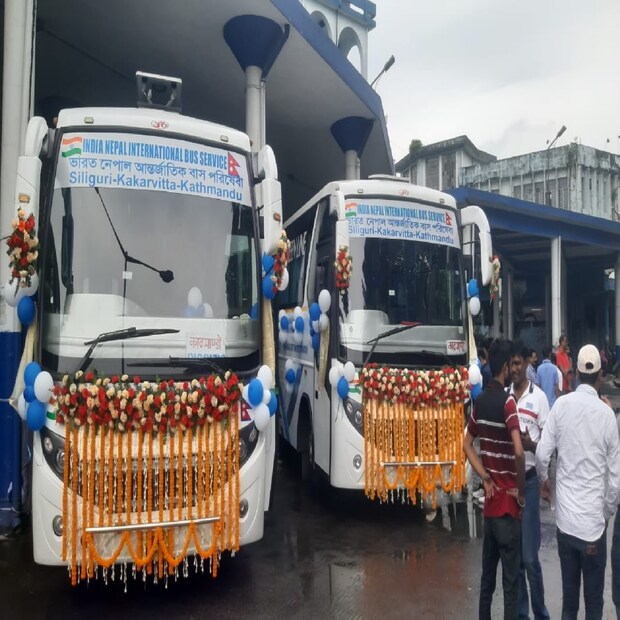 শিলিগুড়ি থেকে সোম, বুধ এবং শুক্রবার ছাড়বে বাস৷ কাঠমান্ডু থেকে ছাড়বে মঙ্গল, বৃহস্পতি এবং শনিবার৷ শিলিগুড়ি থেকে বিকেল তিনটেয় রওনা দিয়ে পরের দিন সকাল সাতটায় কাঠমান্ডু পৌঁছবে বাস৷ ফিরতি পথেও একই সময় কাঠমান্ডু থেকে ছাড়বে বাস৷ তথ্য ও ছবি- পার্থপ্রতিম সরকার