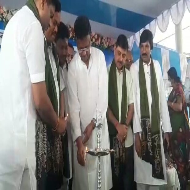 এ দিন শিলিগুড়িতে বাস পরিষেবার উদ্বোধন করেন পরিবহণমন্ত্রী ফিরহাদ হাকিম৷ তিনি জানিয়েছেন, আগামী দিনে ফুলবাড়ি সীমান্ত দিয়ে শিলিগুড়ি- ঢাকা বাস পরিষেবা শুরু হবে৷ কাঠমান্ডুর সঙ্গে বাস পরিষেবা শুরু হওয়ায় পর্যটনের প্রসার ঘটবে বলে মনে করছেন ব্যবসায়ীরাও৷ তথ্য ও ছবি- পার্থপ্রতিম সরকার