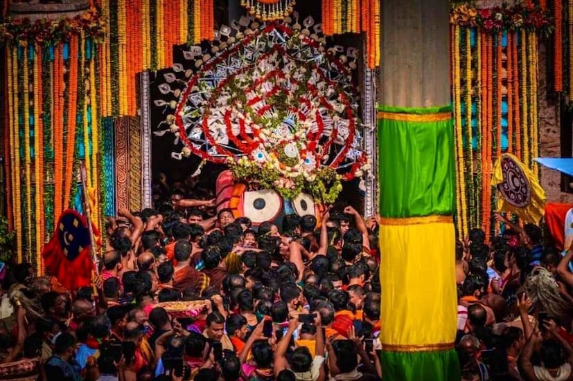 অতিমারি পর্ব পেরিয়ে পুরীতে মহা সমারোহে অনুষ্ঠিত হল জগন্নাথদেবের রথযাত্রা৷
