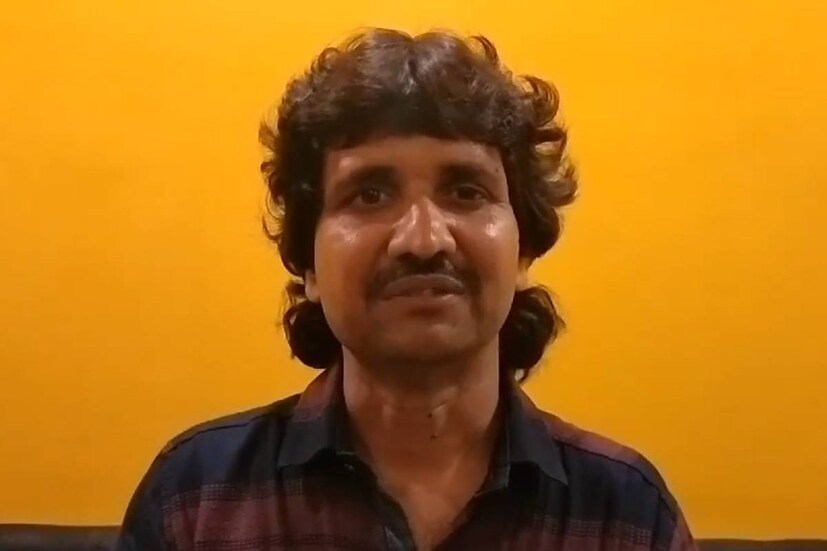 কে কে অথবা কুমার শানু কন্ঠী হিসাবে পরিচিত মিলন কুমার দীর্ঘদিন ধরে গান করেন লোকাল ট্রেনে। তাকে গান করতে দেখা যায় বর্ধমান কাটোয়া লোকাল ট্রেনে, ময়ূরাক্ষী এক্সপ্রেস সহ বিভিন্ন ট্রেনে। 