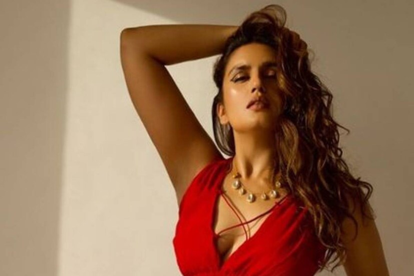 লাল স্লিপ ড্রেসে হমা কুরেশি চরম সেনস্যুয়াস