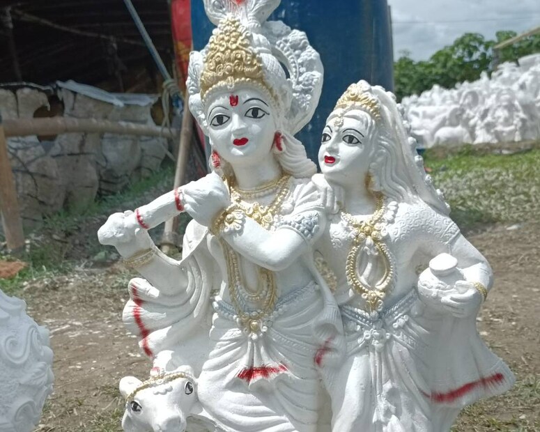 এই মূর্তি ব্যবসায়ীদের কাছে রয়েছে বিভিন্ন ধরনের মূর্তির বিপুল সম্ভার। তাঁরা নিজেরাই বানান এই মূর্তিগুলি। এই মূর্তির ব্যবসায়ীদের বাড়ির সমস্ত মানুষেরা একসঙ্গে এই মূর্তি ব্যবসার কাজ করে থাকেন। এবং তাঁরা পুরো পরিবার নিয়েই এক জায়গা থেকে আরেক জায়গায় এই মূর্তি বিক্রি করতে যান।