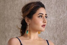 পোশাকের ফাঁকে উদ্ভাসিত যৌবন, মৎস্যকন্যা রশ্মির ছবির সম্মোহন এড়িয়ে যাওয়া কঠিন