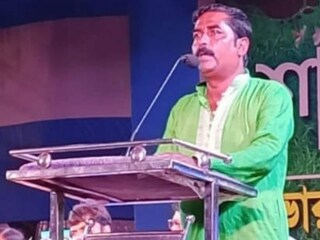কোলাঘাটের কোলা এক নম্বর গ্রাম পঞ্চায়েতের প্রাক্তন প্রধান এবং পঞ্চায়েত সমিতির প্রাক্তন বিদ্যুৎ কর্মাধ্যক্ষ অতনু গুছাইতের বিরুদ্ধে নানা অভিযোগ রয়েছে দীর্ঘদিন ধরেই