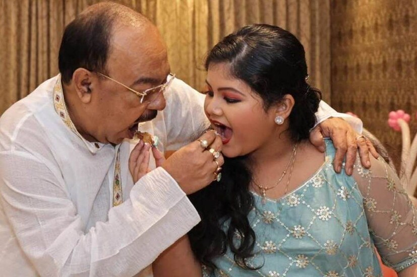 পরিচিত সাজে ছিলেন শোভন, আর বৈশাখী পরেছিলেন আকাশী নীল সালোয়ার। একই রঙের জামায় সেজেছিল বৈশাখীর মেয়েও। 