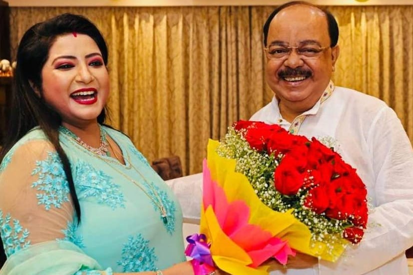 কেক কেটে জন্মদিন পালন করলেন তাঁরা। সেই কেকে কাটার ছবিও ফেসবুকে শুক্রবার পোস্ট করেছেন বৈশাখী। যুগলকে দেখা গিয়েছে আলিঙ্গনরত অবস্থায়। সেখানে শোভনের কপালে চুম্বন এঁকে দিচ্ছেন বৈশাখী। 