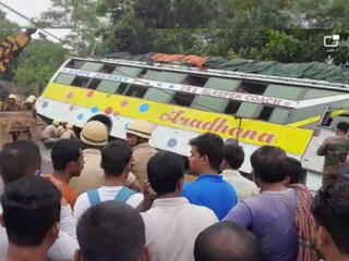 ঘটনার অভিঘাতে বাসটি রাস্তার পাশে একটি কারখানায় ঢুকে যায়