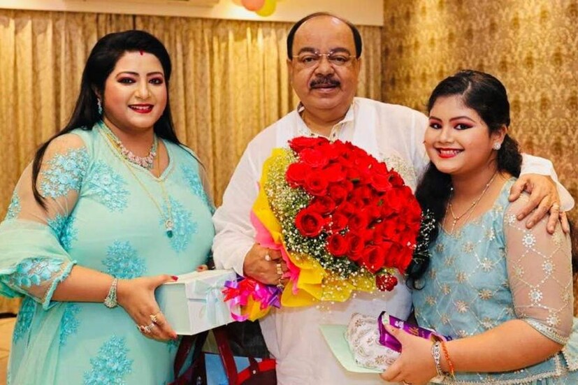 শোভনকে একটি লাল গোলাপের তোড়াও উপহার দেন বৈশাখী। সেই ছবিও তিনি পোস্ট করেছেন ফেসবুকে। 