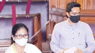 ভোট দিলেন মমতা বন্দ্যোপাধ্যায়, অভিষেক বন্দ্যোপাধ্য়ায়। নিজস্ব চিত্র,