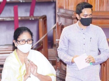 ভোট দিলেন মমতা বন্দ্যোপাধ্যায়, অভিষেক বন্দ্যোপাধ্য়ায়। নিজস্ব চিত্র,